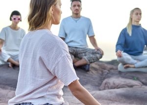 Voyage vers plus de bien-être: explorer le monde tout en pratiquant l’art de la méditation et du relaxation en groupe