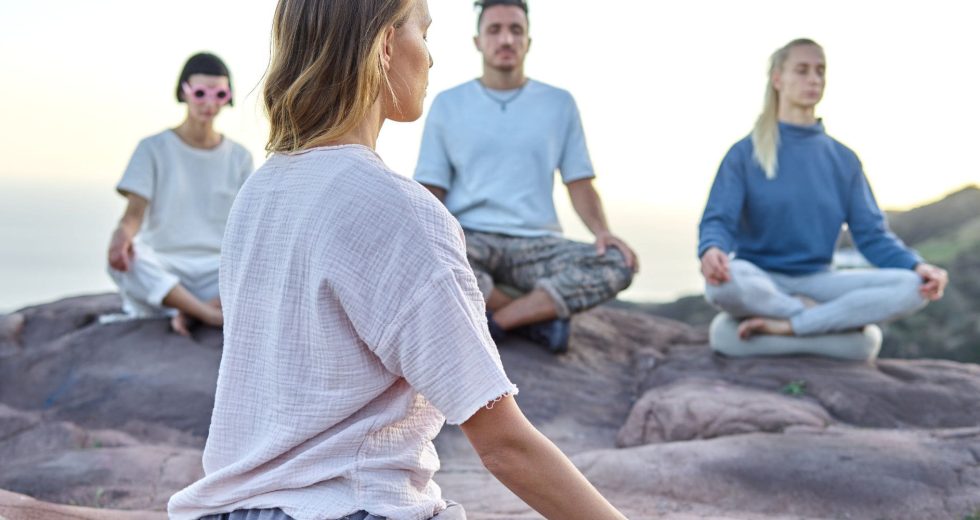 Voyage vers plus de bien-être: explorer le monde tout en pratiquant l’art de la méditation et du relaxation en groupe