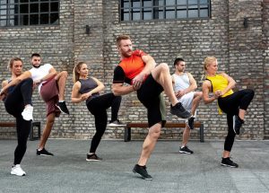 Les bienfaits du bodycombat: Transformer votre corps grâce aux mouvements d’arts martiaux