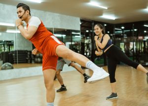 Cours Body Combat: Travaillez votre cardio-vasculaire et musculaire à tous les niveaux