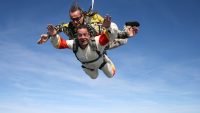 Quatre raisons d’essayer le saut en parachute !